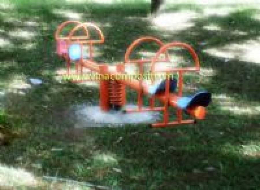 Bập bênh trẻ em ngoài trời