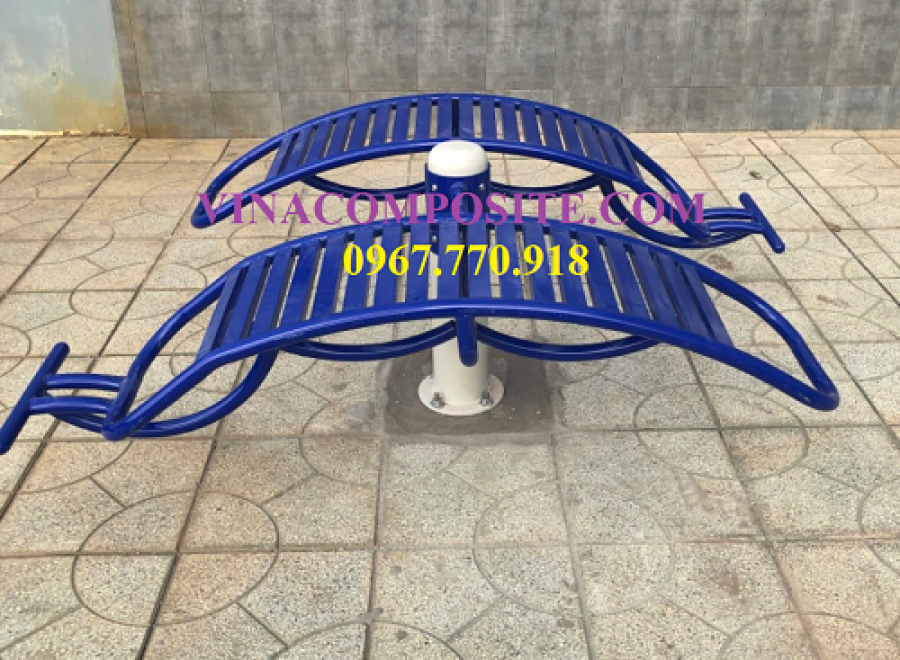 Máy tập thể dục ở công viên 
